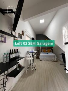 ein Zimmer mit einem Bett und einem Schild, das Platz os tem garage liest in der Unterkunft Loft família moraes in Serra Negra