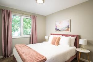 Una cama o camas en una habitación de Denver Family Retreat 4BR 3 BA - Large Backyard