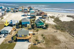 eine Luftblick auf einen Strand mit Häusern und das Meer in der Unterkunft Beechwood Bungalow - Where Comfortable Coastal and Calm Meet Waves Water and WOW in Freeport