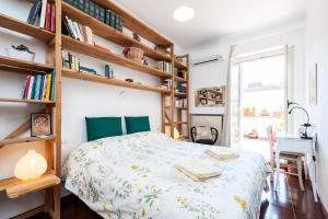 1 dormitorio con 1 cama y estanterías en Otranto, en Roma