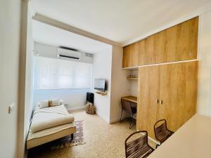 - une chambre avec un lit et un bureau dans l'établissement Boutique Apartament Torreón, à Mar del Plata