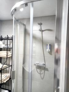 una ducha con puerta de cristal en un baño en Cosy Apartment with Mountain View in Mourisca - 65 sqm, en Morisca