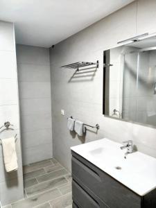 un baño con lavabo y espejo en Cosy Apartment with Mountain View in Mourisca - 65 sqm, en Morisca 5 fotos más