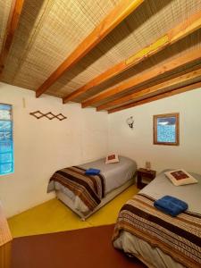 um quarto com duas camas num quarto em Casa Adobe - tranquilidad en el Desierto de Atacama em San Pedro de Atacama
