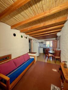 uma sala de estar com um sofá e uma mesa em Casa Adobe - tranquilidad en el Desierto de Atacama em San Pedro de Atacama