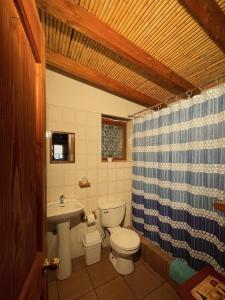 uma casa de banho com um WC e um lavatório em Casa Adobe - tranquilidad en el Desierto de Atacama em San Pedro de Atacama