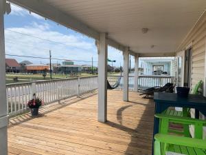 En balkong eller terrasse på Sunset by the Bay-Water Views on Both Sides