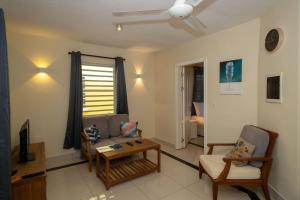 een woonkamer met een bank en een tafel bij Caracara M4 Relax & Dive Resort Bonaire Village in Kralendijk