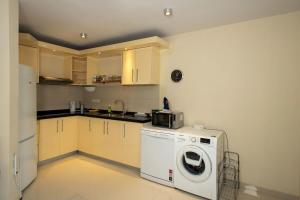 une cuisine avec une machine à laver et un lave-linge dans l'établissement Caracara J4 Relax & Dive Resort Bonaire Village, à Kralendijk