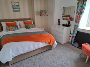 una camera con letto, cassettiera e specchio di Old Sun Hotel a Haworth