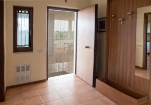 a hallway with a door leading to a balcony at Appartamenti Tomassini in Spello