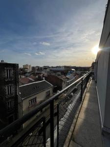 uma vista para a cidade a partir de uma varanda em 2p : Vue sur les toits de Paris em Les Lilas