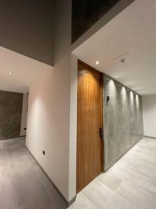 un corridoio con porta in legno in un edificio di Casa Valentina Habitación 3 a Aguascalientes