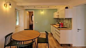a kitchen and dining room with a table and chairs at Arbanella in Corniglia
