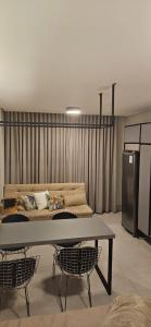 uma cama num quarto com duas cadeiras e uma mesa em Loft aconchegante na melhor localização de BH em Belo Horizonte