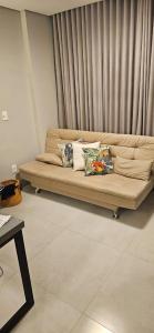 um sofá com almofadas num quarto em Loft aconchegante na melhor localização de BH em Belo Horizonte