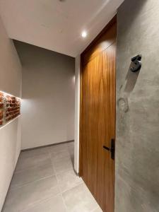 a hallway with a wooden door in a room at Casa Valentina Habitación 3 in Aguascalientes