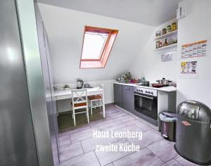 A kitchen or kitchenette at Shared house WG Monteurzimmer Leonberg