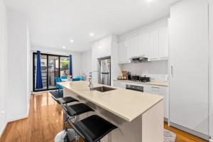 Η κουζίνα ή μικρή κουζίνα στο 3BR Pure Luxury & Elegant holiday home in Latrobe