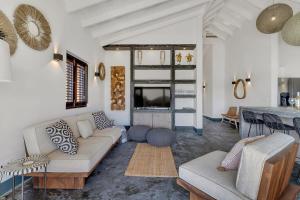 ein Wohnzimmer mit Sofa und Tisch in der Unterkunft Costa de la Luz on the water of the Laguna Marina in Kralendijk