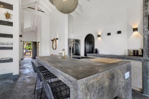 eine große Küche mit einer großen Marmorarbeitsplatte in der Unterkunft Costa de la Luz on the water of the Laguna Marina in Kralendijk