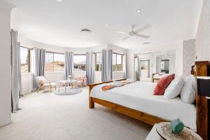 ein Schlafzimmer mit einem Bett und ein Wohnzimmer in der Unterkunft Pool Sauna Cinema Office Room 4BR Spacious house in Gold Coast