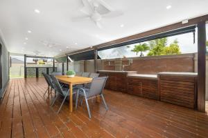 una zona pranzo di una casa con tavolo e sedie di Pool Sauna Cinema Office Room 4BR Spacious house a Gold Coast