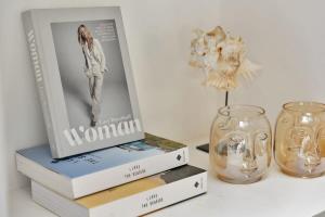 zwei Bücher und eine Vase auf einem Tisch in der Unterkunft Kas Flamingo with Private Pool in Punt Vierkant in Kralendijk