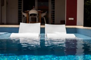 Kas Dive-In with Private Pool on the Laguna Marina 내부 또는 인근 수영장