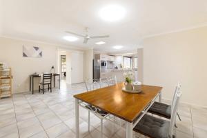 a dining room and kitchen with a table and chairs at Spacious 3-BR Haven Prime Location Shopping Centre in Algester