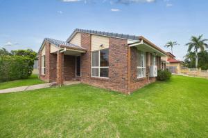 a brick house with a lawn in front of it at Spacious 3-BR Haven Prime Location Shopping Centre in Algester