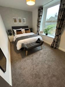 um quarto com uma cama grande e uma janela em Old Sun Hotel em Haworth