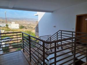 een balkon met uitzicht op de bergen bij Résidence tafoult imi ouadar in Agadir nʼ Aït Sa