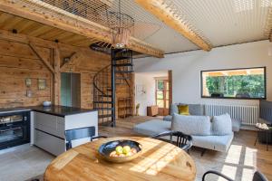 uma cozinha e sala de estar com tecto em madeira em Chalet 1888 em Bad Sankt Leonhard im Lavanttal