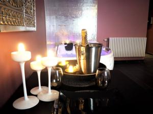 uma mesa com um balde com uma garrafa de vinho em Symbiose hotel em Charleroi