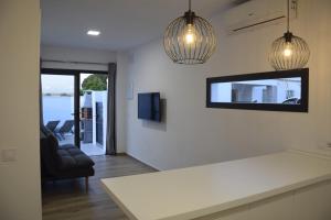 Una televisión o centro de entretenimiento en Villas Noah