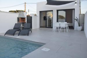 La alberca dentro o cerca de Villas Noah