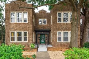 une maison en briques avec une porte verte dans l'établissement Moretribe, à Atlanta