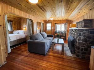 een woonkamer met een bank en een bed bij Tekarra Lodge in Jasper