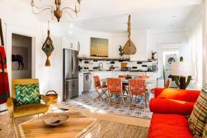 sala de estar con sofá rojo y cocina en La Casa, en Atlanta