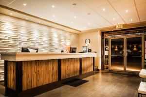 a restaurant with a bar in a lobby at Coast Osoyoos Beach Hotel in Osoyoos