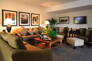 salon z kanapami, krzesłami i stołem w obiekcie West Beach Inn, a Coast Hotel w mieście Santa Barbara
