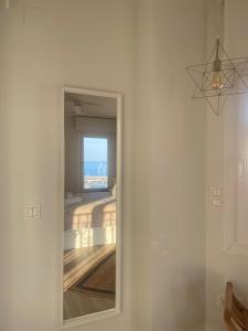 Voodi või voodid majutusasutuse Modern new apartment, sea view and private parking toas