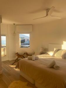 Voodi või voodid majutusasutuse Modern new apartment, sea view and private parking toas