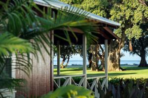 einen hölzernen Pavillon in einem Park mit Bäumen in der Unterkunft Waimea Plantation Cottages, a Coast Resort in Waimea