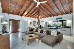 a living room with a couch and a table at Villa Salinja Breeze in Kralendijk in Kralendijk