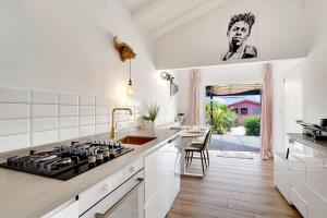 een keuken met een spoelbak en een fornuis bovenste oven bij Lac Bay Casita 5 in Kralendijk