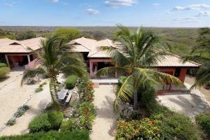 een luchtzicht op een huis met twee palmbomen bij Lac Bay Casita 5 in Kralendijk