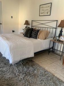 ein Schlafzimmer mit einem großen weißen Bett mit Kissen darauf in der Unterkunft Descansa y viaja bleseed house in Monte Adentro