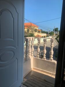 eine offene Tür zu einem Balkon mit einer Treppe in der Unterkunft Descansa y viaja bleseed house in Monte Adentro